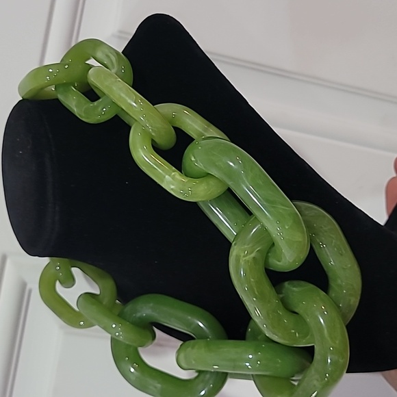 💚🔹️Piper K 🔹️Bold Green Resin Chunky  Statement 20" Necklace - Picture 5 of 10